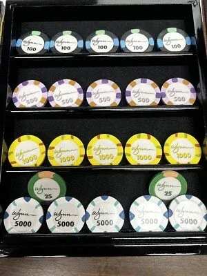 Mesa de blackjack con crupier en casino en vivo