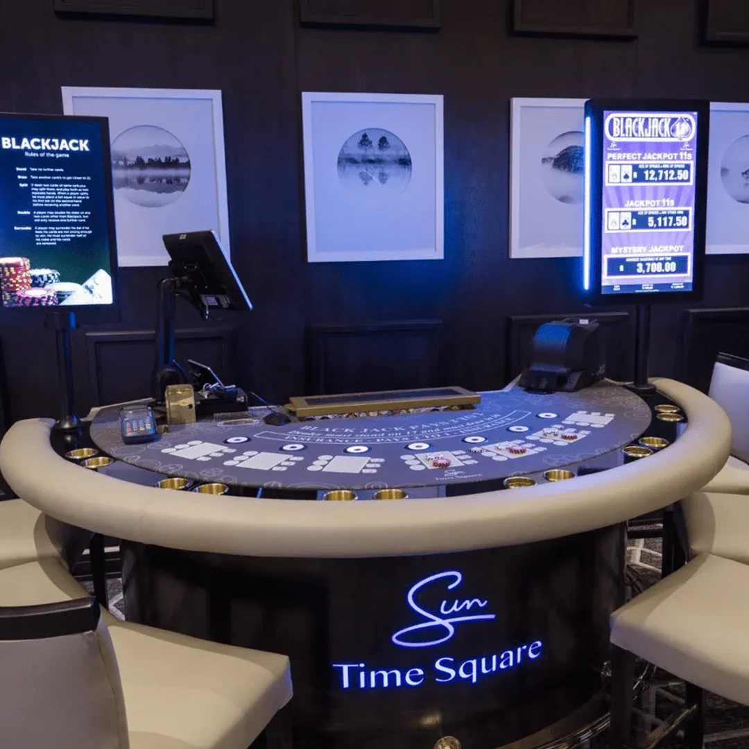 Ruleta de casino con ficha sobre el tapete verde
